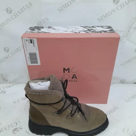 BOXED PAIR OF MODA IN PELLE ZERMATT KHAKI TRIMMED BOOTS IN SUEDE SIZE 39 