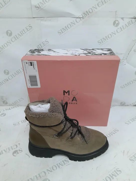 BOXED PAIR OF MODA IN PELLE ZERMATT KHAKI TRIMMED BOOTS IN SUEDE SIZE 39 