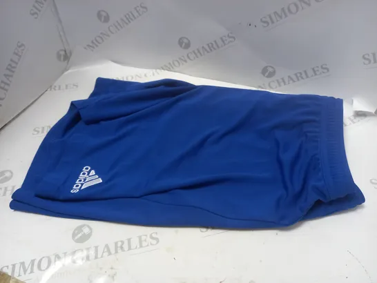 FOUR PAIRS OF SHORTS TO INCLUDE ADIDAS BLUE SHORTS , UNDERARMOUR RED AND BLACK SHORTS , ETC