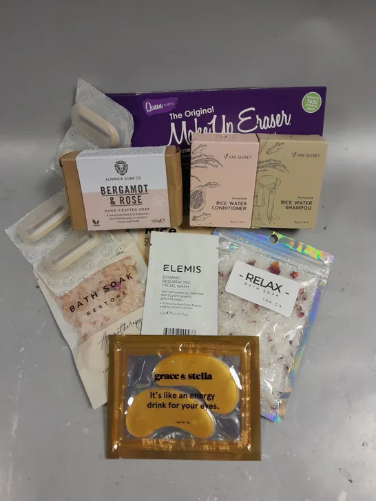 APPROX 10 HEALTH AND BEAUTY ITEMS TO INCLUDE ELEMIS DYNAMIC RESURFACING WASH (3ML), AROMATHERAPY LAVENDER, ROSEMARY & CARDAMOM BATH SALTS (70G), ALNWICK SOAP CO BERGAMOT & ROSE SOAP (100G), ETC.