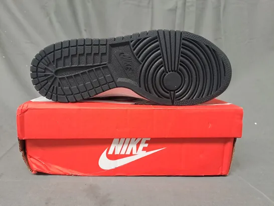 BOXED PAIR OF NIKE DUNK LOW SHOES IN BLACK/WHITE UK SIZE 4.5