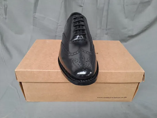 BOXED PAIR OF SAMUEL WINDSOR LACE UP SHOES IN BLACK UK SIZE 8