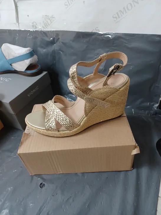 BOX OF APPROXIMATELY 4 ASSORTED PAIRS OF  SHOES/SANDALS IN VARIOUS STYLES AND SIZES 