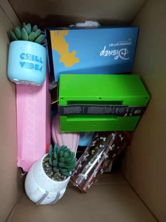 BOX OF APPROXIMATELY 15 ASSORTED ITEMS TO INCLUDE PLANT DECORATION, DISNEY ORNAMENTS, TOY VENDING MACHINE ETC