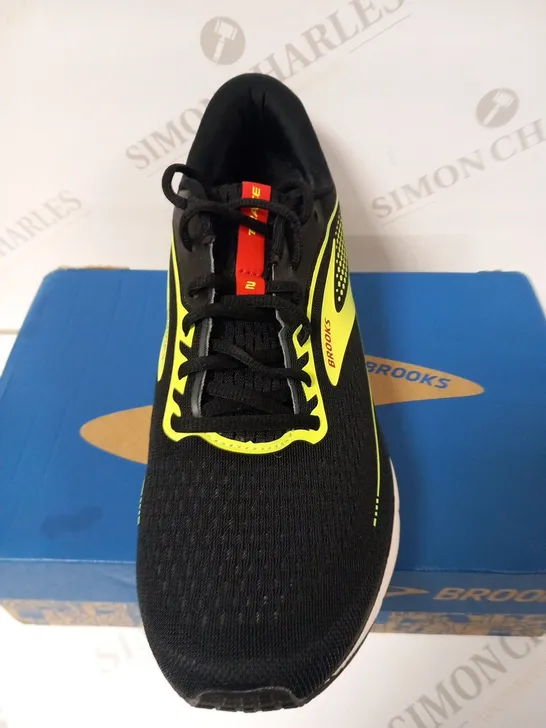 BOXED BROOKS TRACE 2 SIZE 8