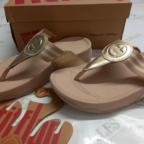 BOXED PAIR OF FITFLOP WALKSTAR TOE-POST SANDALS IN PLATINO - UK 4.5