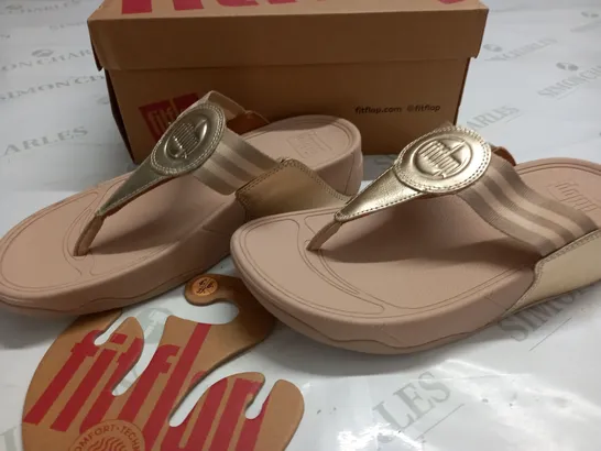 BOXED PAIR OF FITFLOP WALKSTAR TOE-POST SANDALS IN PLATINO - UK 4.5