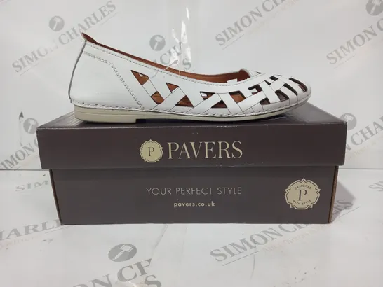 BOXED PAIR OF PAVERS SLIP-ON FLAT SHOES IN WHITE EU SIZE 37