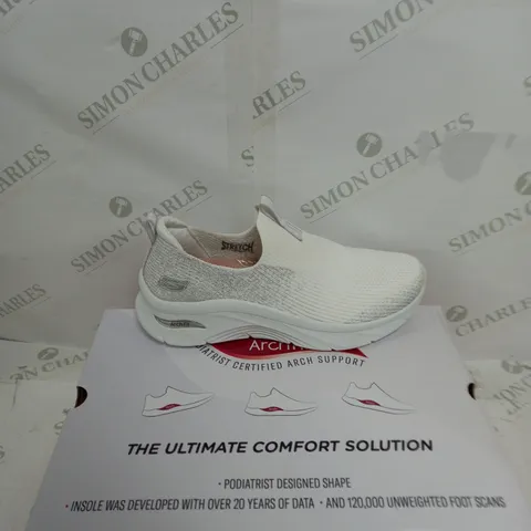 UNBOXED PAIR OF SKETCHERS ARCH COOLED TRAINER IN WHITE SIZE 6