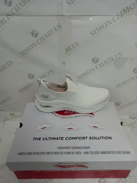 UNBOXED PAIR OF SKETCHERS ARCH COOLED TRAINER IN WHITE SIZE 6