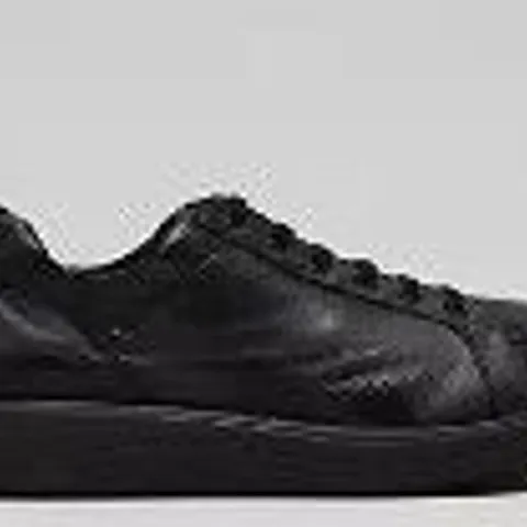 STRIVE DAKOTA LACE-UP TRAINER SIZE 6