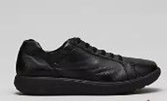 STRIVE DAKOTA LACE-UP TRAINER SIZE 6