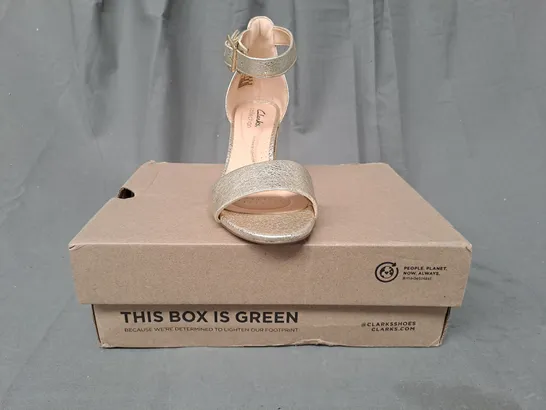 BOXED PAIR OF CLARKS DEVA MAE OPEN TOE BLOCK HEEL SANDALS IN METALLIC CHAMPAGNE UK SIZE 3.5