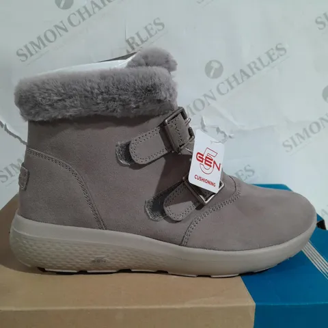 BOXED PAIR OF SKETCHERS ON THE GO WINTER FLING BOOTS UK SIZE 5