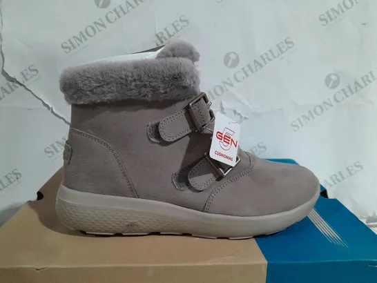 BOXED PAIR OF SKETCHERS ON THE GO WINTER FLING BOOTS UK SIZE 5