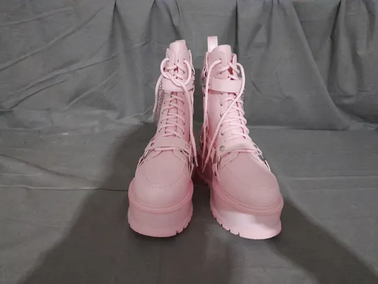 PAIR OF KOI BOOTS IN PINK SIZE 6