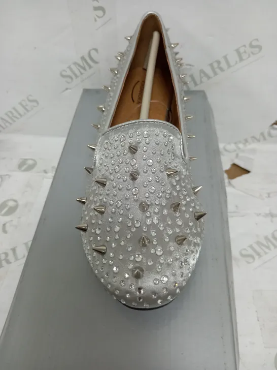 SPIKEY FLAT HEELED SILVER SATIN SIZE 6