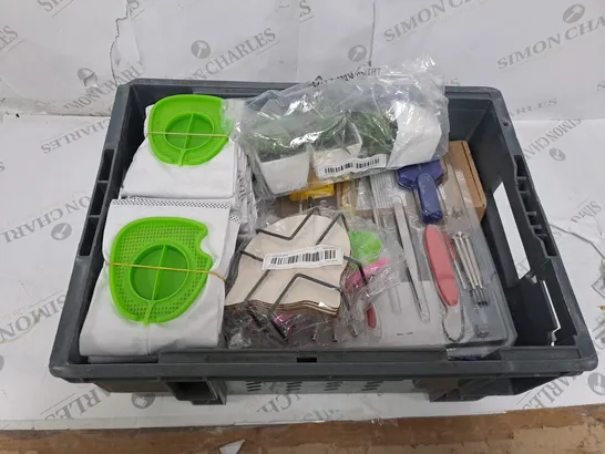 BOX OF ASSORTED HOUSEHOLD AND DECORATIVE ITEMS 