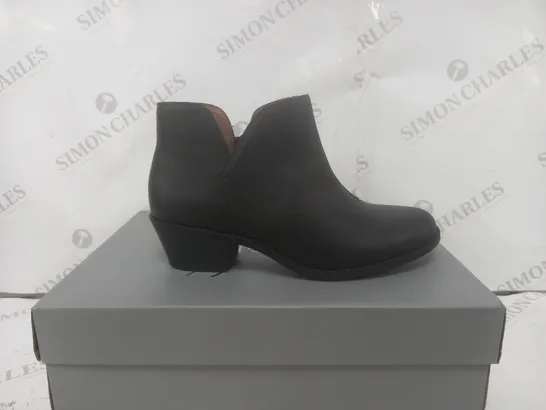 BOXED VIONIC ANKLE BOOT IN BLACK - SIZE 5