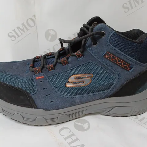 BOXED PAIR OF SKECHERS BOOTS IN NAVY SIZE 8