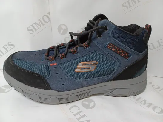 BOXED PAIR OF SKECHERS BOOTS IN NAVY SIZE 8