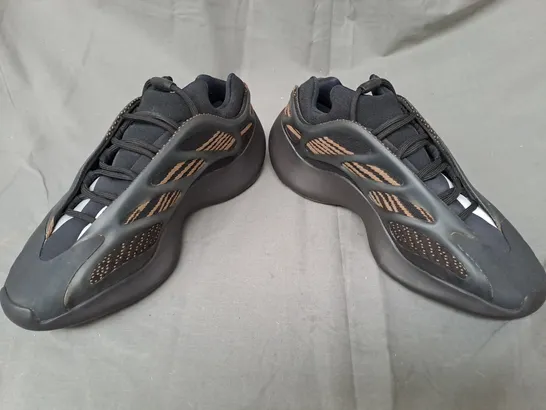 BOXED PAIR OF ADIDAS YEEZY 700 V3 SHOES IN BLACK/TAN UK SIZE 10