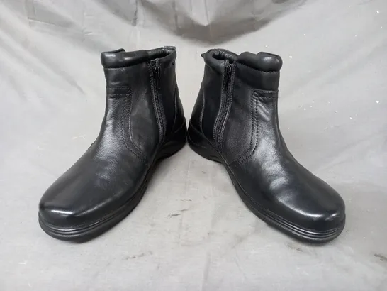 BOXED PAIR OF COMFY STEPS JARVIS ZIP-UP ANKLE BOOTS IN BLACK EU SIZE 38