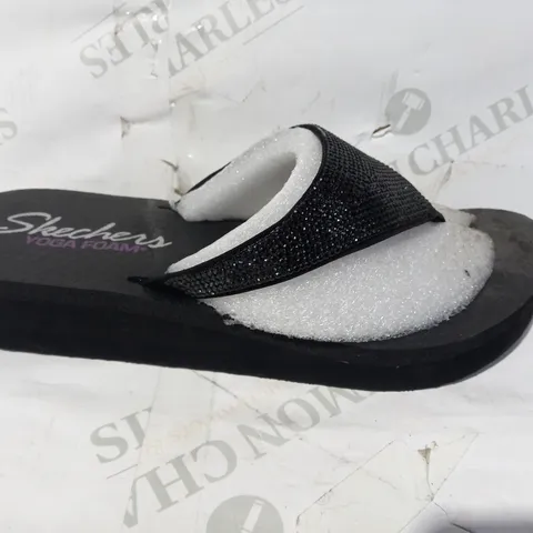 BOXED PAIR OF OUTLET SKECHERS VINYASA NAM ON RHINESTONE FLIP FLOPS WITH YOGA FOAM UK SIZE 8