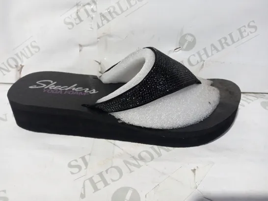 BOXED PAIR OF OUTLET SKECHERS VINYASA NAM ON RHINESTONE FLIP FLOPS WITH YOGA FOAM UK SIZE 8