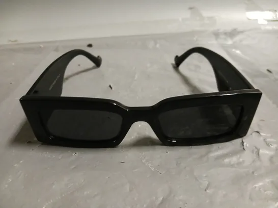 PAIR OF GUCCI CHUNKY BLACK FRAMED GLASSES IN CASE