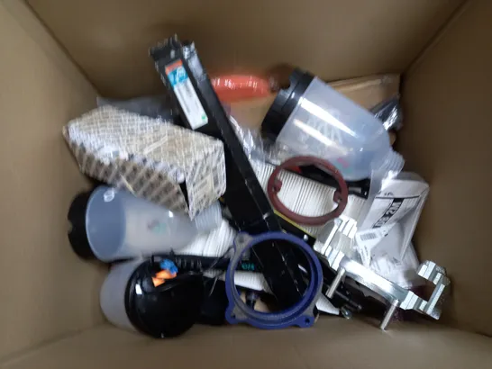 BOX OF ASSORTED CAR ACCESSORIES TO INCLUDE - HYDRO BOTTLE - CAR VACUUM - AUTO BILGE PUMP / COLLECTION ONLY 