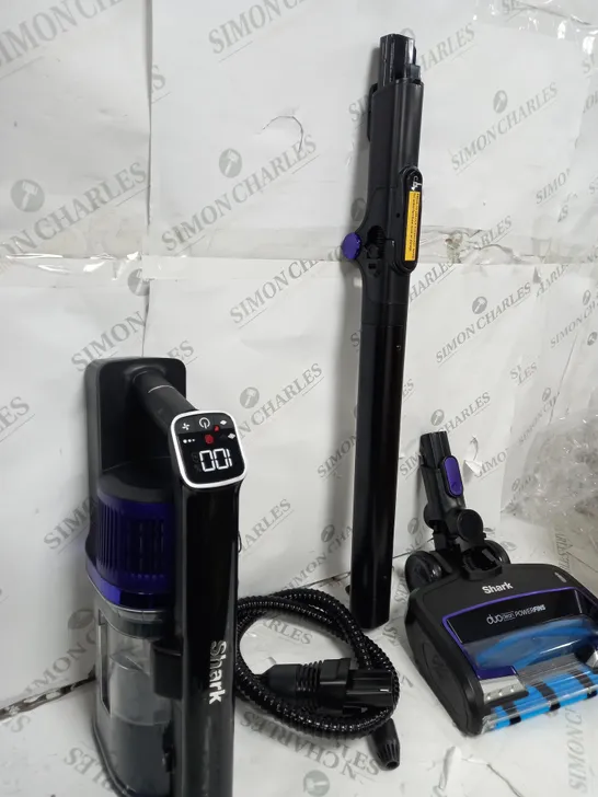 BOXED SHARK CORDLESS STICK VACUUM IZ390UKTQ