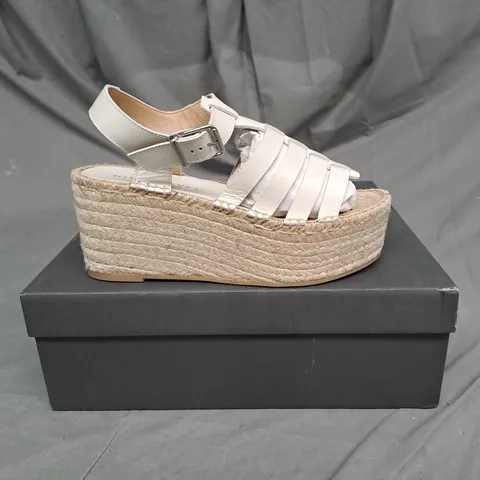 BOXED PAIR OF MINT VELVET SYD STONE LEATHER FLATFORMS IN CREAM SIZE 5