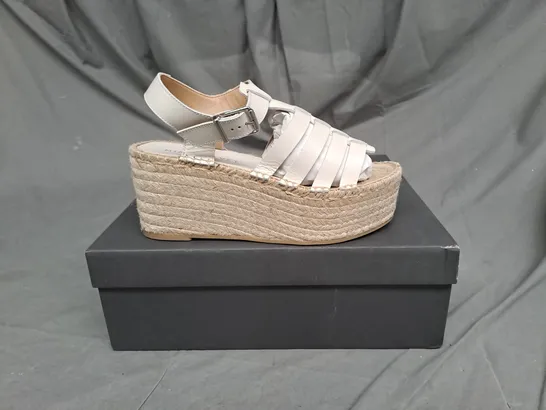 BOXED PAIR OF MINT VELVET SYD STONE LEATHER FLATFORMS IN CREAM SIZE 5