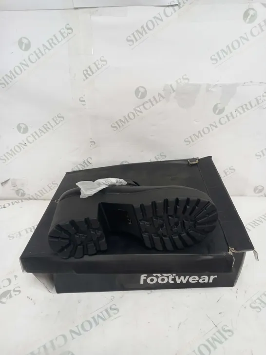 BOXED PAIR OF KOI FOOTWEAR CHUNKY PLATFORM SCHOOL THROWBACK MARY JANE SHOES IN BLACK - SIZE 3