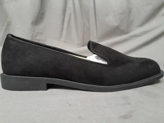 BOXED PAIR OF JD WILLIAMS SLIP-ON SHOES IN BLACK UK SIZE 7