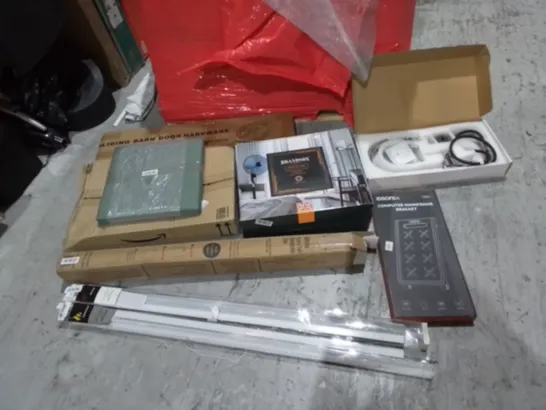 PALLET OF ASSORTED ITEMS TO INCLUDE: KITCHEN MIXER TAP, PEDESTAL FAN, COMPUTER MAINFRAME BRACKET, WHITE EXTRA TALL RETRACTABLE GATE ETC