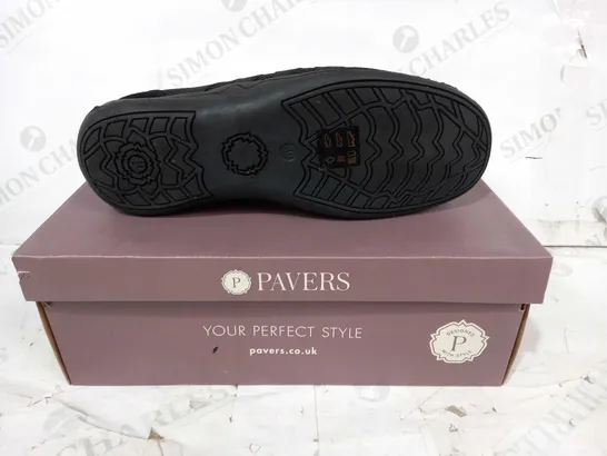 BOXED PAIR OF PAVERS MEMORY FOAM SHOES IN BLACK EU SIZE 39