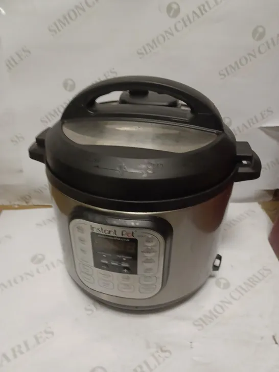 INSTANT POT DUO CRISP WITH ULTIMATE LID MULTI-COOKER AND AIR FRYER 