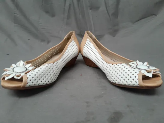 PAIR OF PAVERS PEEP TOE WEDGE HEEL SHOES IN WHITE/TAN W. FLORAL DETAIL SIZE 5