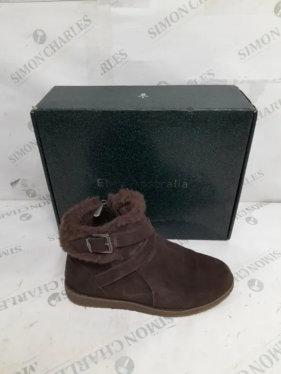 BOXED EMU AUSTRAILIA ESPRESSO MERAK SUEDE BOOTS - SIZE 5