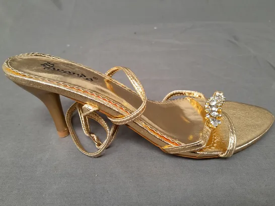 PAIR OF LAVANDA KITTEN HEELS WITH ANKLE STRAPS IN GOLD METALLIC SIZE EU 38