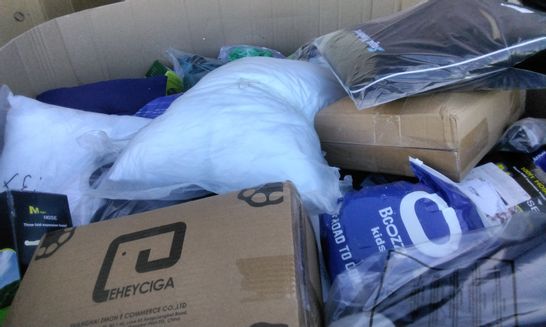 PALLET OF ASSORTED ITEMS INCLUDING 100FT MAGIC HOSE, FEATHER PILLOWS, BCOZY NECK PILLOW, SUPA MODERN MEMORY FOAM LUMBAR SUPPORT CUSHION 