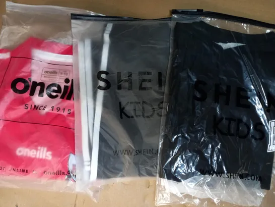 BOX OF APPROXIMATELY 10 ASSORTED CLOTHING AND FASHION ITEMS OF VARIOUS COLOURS AND STYLES TO INCLUDE SHEIN KIDS, ONEILLS, ETC