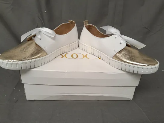 BOXED PAIR OF BOOCI SHOES IN WHITE/METALLIC GOLD EU SIZE 38