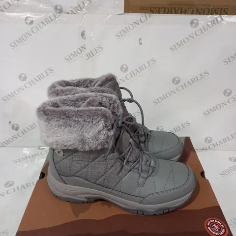 BOXED SKECHERS WOMENS ANTI SLIP AND WATERPROOF FUR LINED BOOTS - SIZE 