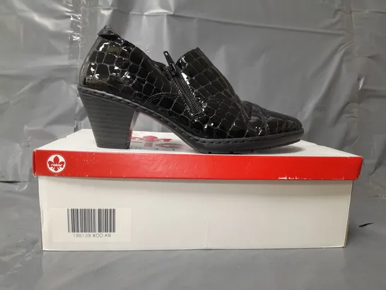 BOXED PAIR OF RIEKER BLOCK HEEL SHOES IN GLOSSY BLACK CROC SIZE 6