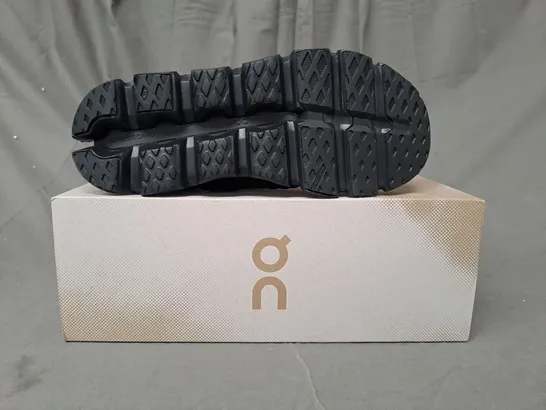 BOXED PAIR OF ON CLOUDSWIFT 3 AD SHOES IN BLACK UK SIZE 8