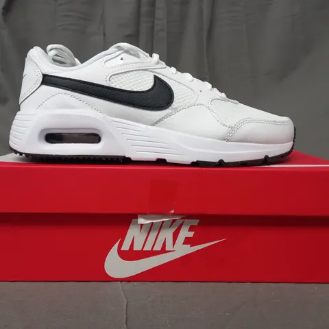 BOXED PAIR OF NIKE AIR MAX SC TRAINERS IN WHITE/BLACK UK SIZE 7