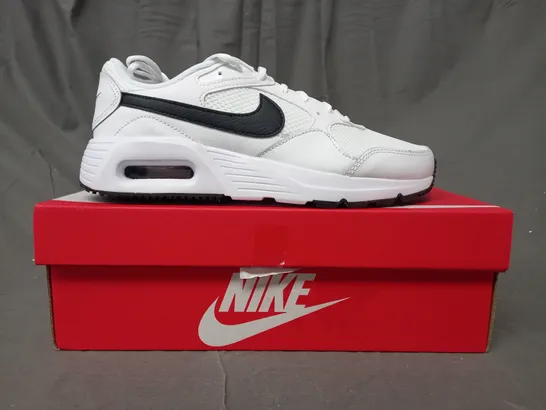 BOXED PAIR OF NIKE AIR MAX SC TRAINERS IN WHITE/BLACK UK SIZE 7